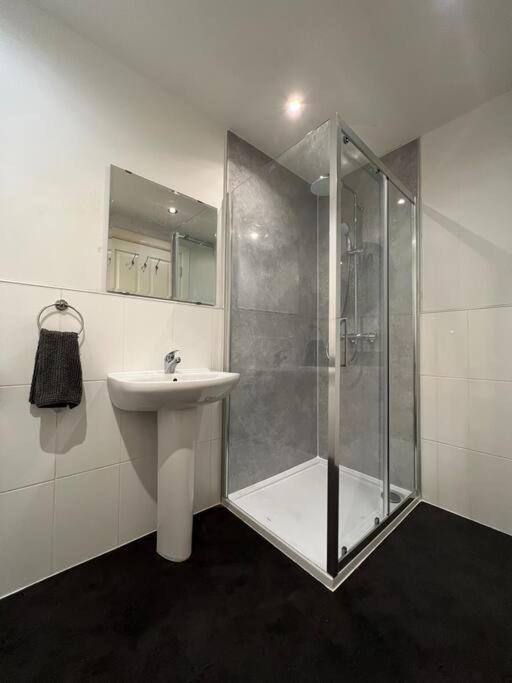 Modern In Centre Apartment *